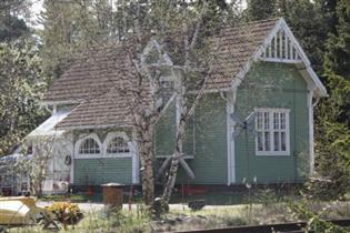 eteläpuolella sijaitseva 1900-luvun alkupuolella rakennettu pieni jugend-tyylinen ratavartijan talo.