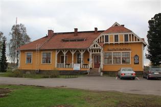 tyylisuuntausta edustava rautatieasema poikkeaa muista aikakautensa asemarakennuksista. Aseman suunnittelija on tuntematon.