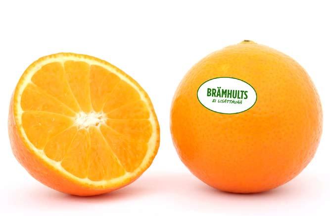 Brämhults-tuotetarra Maistatuksen yhteydessä jaetaan appelsiineja, joihin on lisätty Brämhults-tuotetarra.