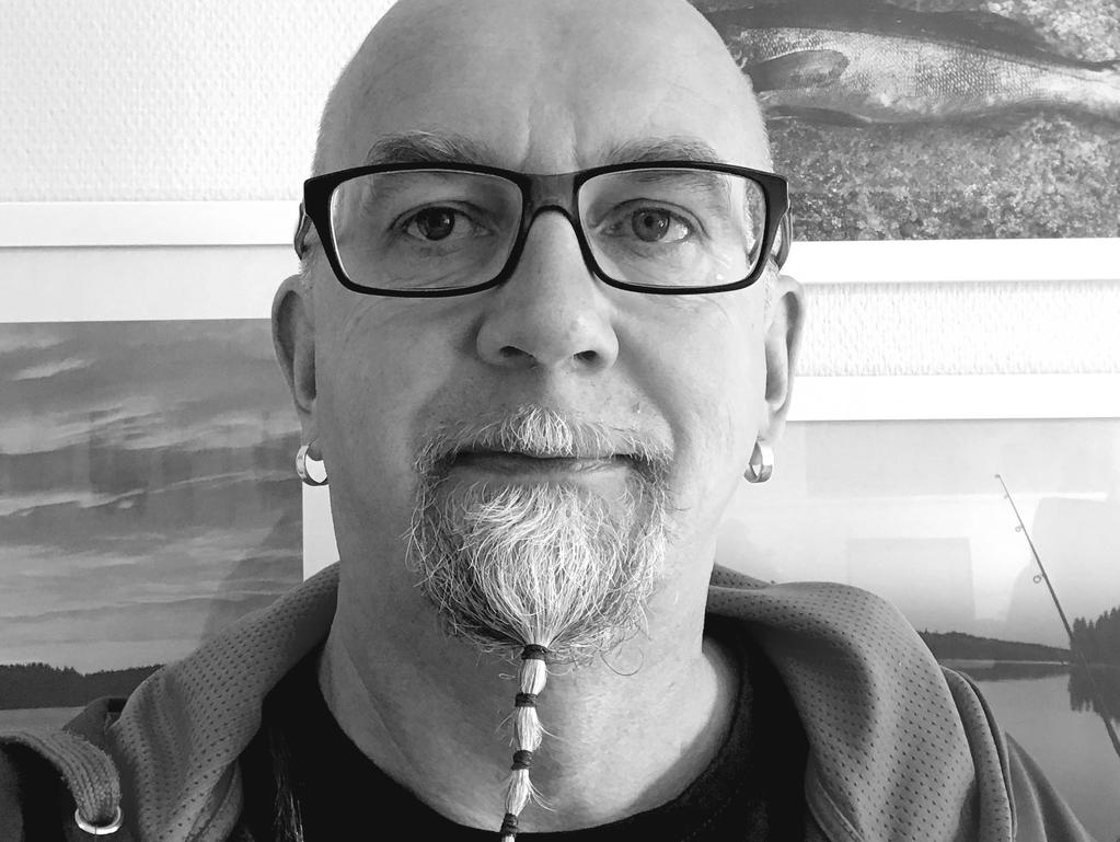 UUDET MIESSAKKILAISET ESITTÄYTYVÄT! Juha-Pekka Junnu Tams väkivaltatyöntekijä Miessakit ry Lyömätön Linja Kuopion seutu Miehinen moi! Olen viiskymppinen kahden teinipojan isä Kuopion Syvänniemeltä.