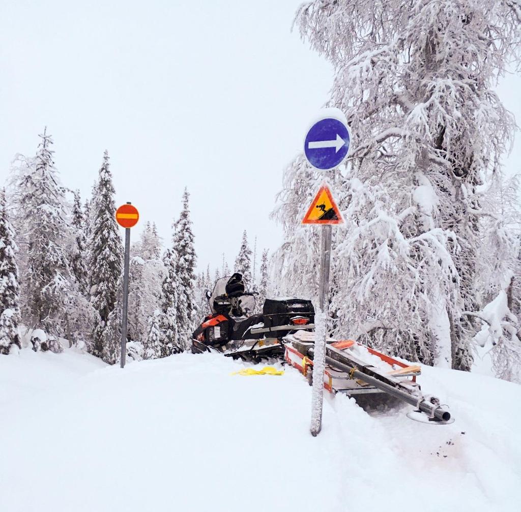 Muita merkkjä, kylttejä, varoituksia Muut merkit Vaaranpaikka hiihtoladulla: