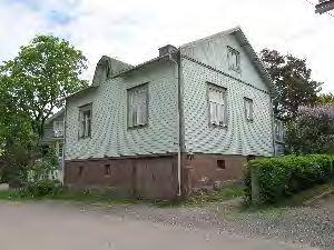 11 Aaltotie 11 837-127-0208-0041 Paritalotyyppinen, hirsirunkoinen asuinrakennus on valmistunut 1915. Erittäin kaunis ja hyvin säilynyt julkisivu, hienovaraista jugendia.
