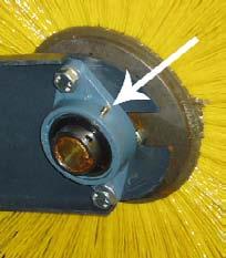 Kunnossapito Underhåll Maintenance Laitetta huollettaessa on peruskoneen hydrauliikka ehdottomasti kytkettävä pois, peruskone sammutettava ja käsijarru laitettava päälle.
