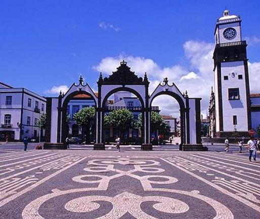 Azorit on Atlantilla sijaitseva Portugalille kuuluva autonominen saariryhmä. Se sijaitsee noin 1500 kilometrin päässä Lissabonista ja noin 3900 kilometrin päässä Pohjois-Amerikan rannikolta.