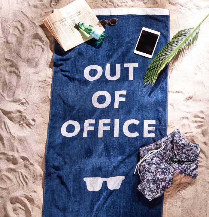 OUT OF OFFICE PYYHE Hauskalla tekstillä koristeltu 100% luomupuuvillasta kudottu (450 g/m2) kylpypyyhe, joka imee hyvin kosteutta.