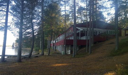 Tanssilavan läheisyydessä Pakarinniemessä sijaitsee asuinrakennus ulkorakennuksineen.