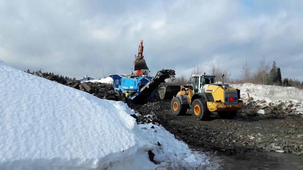 17 Kuva 2 Betonin murskaus ja keräys kuten kuvassa 2 näkyy, kauhakuormaajan