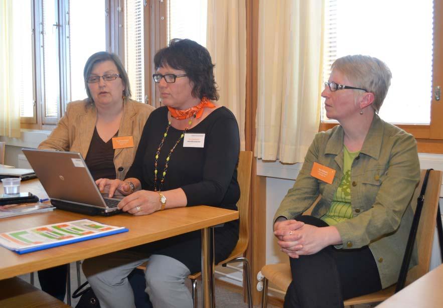 Asiakkaiden kokemuksia Kipan ostoreskontran pääkäyttäjä Eva-Liisa Korva esitteli palvelutiskillä Kittilän seurakunnan toimistovirkailija Paula Nevalaiselle (vas.
