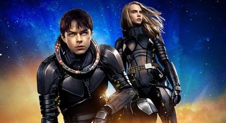 klo 22 C More First Ylistetty scifi-jännäri kahdesta veljeksestä, jotka jättivät mystisen UFO-lahkon taakseen kymmenen vuotta sitten Kalifornian maaseudulla.