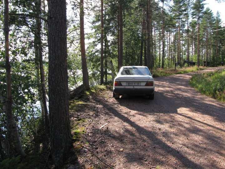 26 Kuva 34. Kiikurannassa paikallistie kulkee rantaviivassa. Uimaranta kuvassa taustalla. Kuva 35. Kiikkurannan takana oleva urheilukenttä on varsin rehevässä kunnossa Kuva 36.