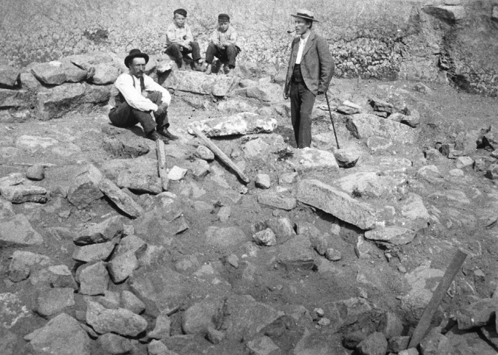 1898 aloitettiin Koroistenniemellä arkeologiset kaivaukset. Muutamassa vuodessa kaivettiin lähes koko niemenkärjen tasanne.
