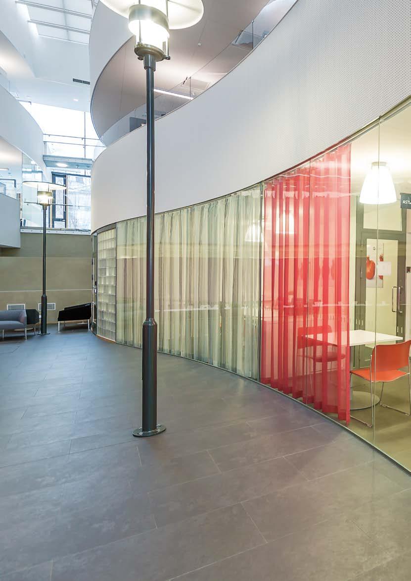 Kuopion toimistokampus INLOOK GLAZY Lasiseinä Lasiseinät muodostavat yhtenäisen lasipinnan ja luovat läpinäkyvyyttä tiloihin. Seinä koostuu yhdestä tai useammasta kiinteästä lasista.