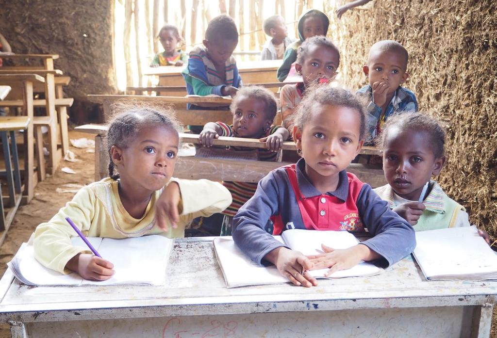 KEHITYSYHTEISTYÖ KEHITYSYHTEISTYÖ Kehitysyhteistyö Vuoden 2017 aikana tuettiin 16 lasten asemaa parantavaa ja lapsen oikeuksien toteutumista edistävää ohjelmaa ja hanketta seitsemässä eri maassa, 14