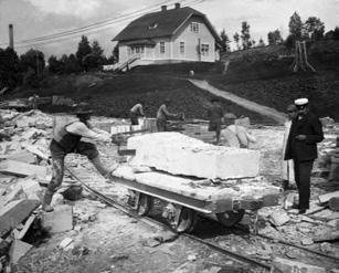 Power was initially provided by steam, and from the middle of the 1910 s the steam power was gradually replaced by compressed air. Large cranes were used for lifting stone blocks in the quarry.