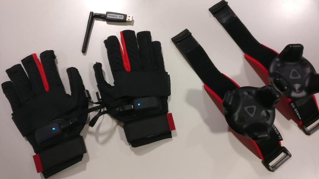 19 5.2 Manus VR -sovitin ja ranneke Järjestelmän mukana tulee sovitin, johon käsineet ovat yhteydessä. Sovitin kiinnitetään tietokoneeseen USB-liitännällä.