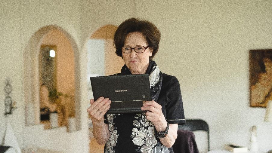 Etähoitopalvelu Etähoitopalvelu on tavoitteellista kaksisuuntaista kuva- ja äänivälitteistä hoivapalvelua.