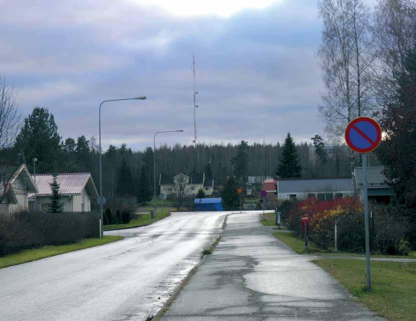 24 Kuvauspiste 5. Painokangas kohoaa Miemalan kylän taustalla. Painokankaan linkkimasto sekä Etran logistiikkakeskus erottuvat hyvin lähimaisemassa.