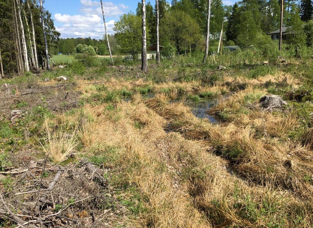 Yhteenveto ja suosituset jatosuunnitteluun Porvoonväylän alitusta (/a risimitoitus) ja alapuolista reittiä vten tvitaan viivytystilavuutta yhteensä uoman yhteyteen noin m, miä voidaan jaaa sopiviin