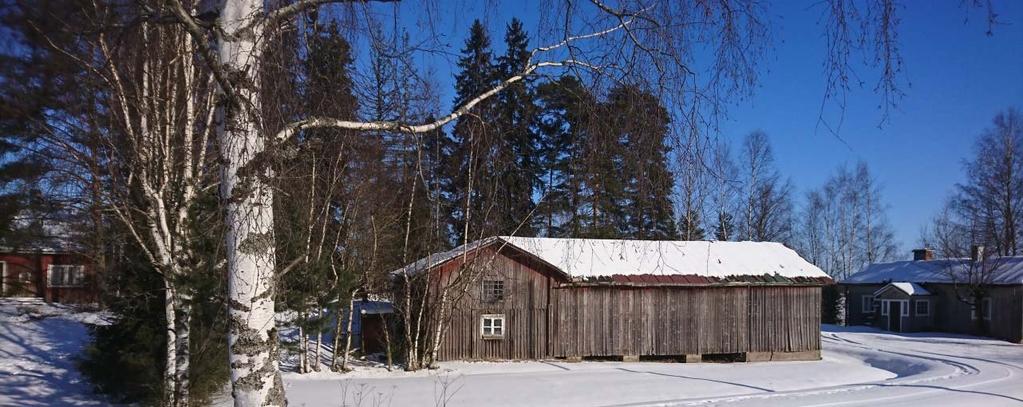 Pihapiiriin on lisätty yksi lisärakennuksen rakennusala, joka täydentää korttelialueen rakennetta. Kuva 11. Käytöstä poistunut vanha työväentalo vt 10 pohjoispuolella Kuva 12.