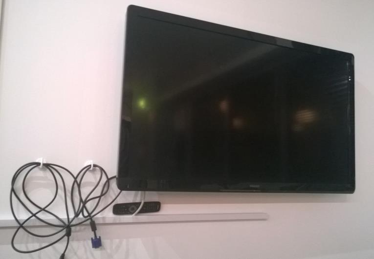 Kahvion näyttö, liitäntäjohdot (HDMI ja VGA) ja näytön kaukosäädin Esityksen lähde valitaan kaukosäätimen SOURCE-painikkeesta.