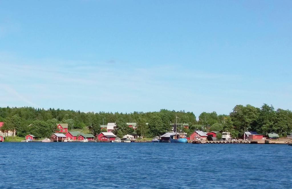 Kieltolain aikana moni saariston asukas oli salakuljetuksessa mukana. Legendaarisia tarinoita tästä ajasta löytyy myös Hiittisten saaristosta. Kierroksen aikana näemme mm.