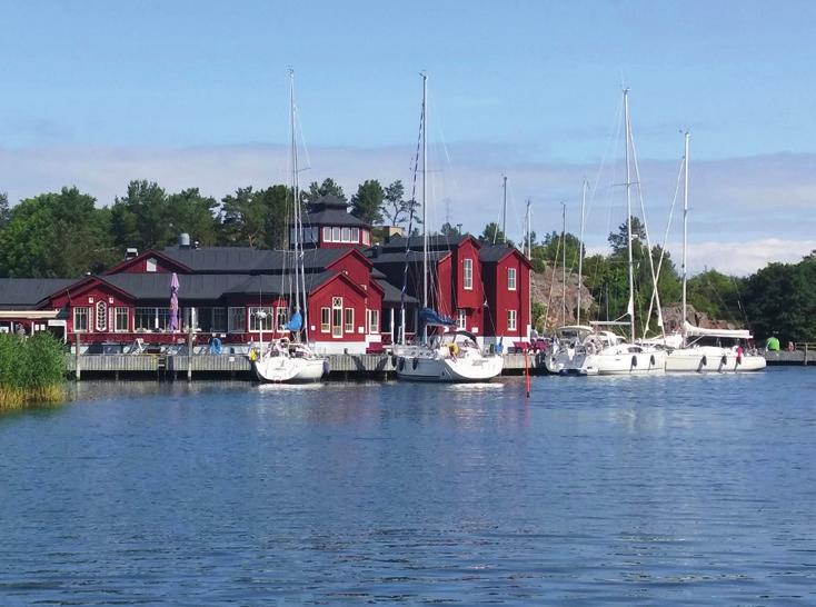 Lounaan jälkeen siirrymme Galtbyn rantaan, josta Ålandstrafikenin laiva lähtee kohti Kökaria. Perillä olemme illalla. Majoittuminen aivan meren rannalla sijaitsevaan hotelli Brudhälliin.