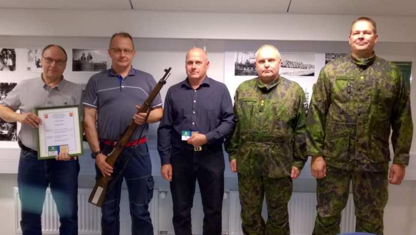 Pekka, Jarkko, Mika, Tommi, Hannu ja nn. Pistoolin sarjakilpailussa pienoispistoolissa Pekka Mertakorpi oli 7 ja 9 mm:n pistoolissa Mika Färlin 6. ja Tommi Tiihonen oli 10 s.