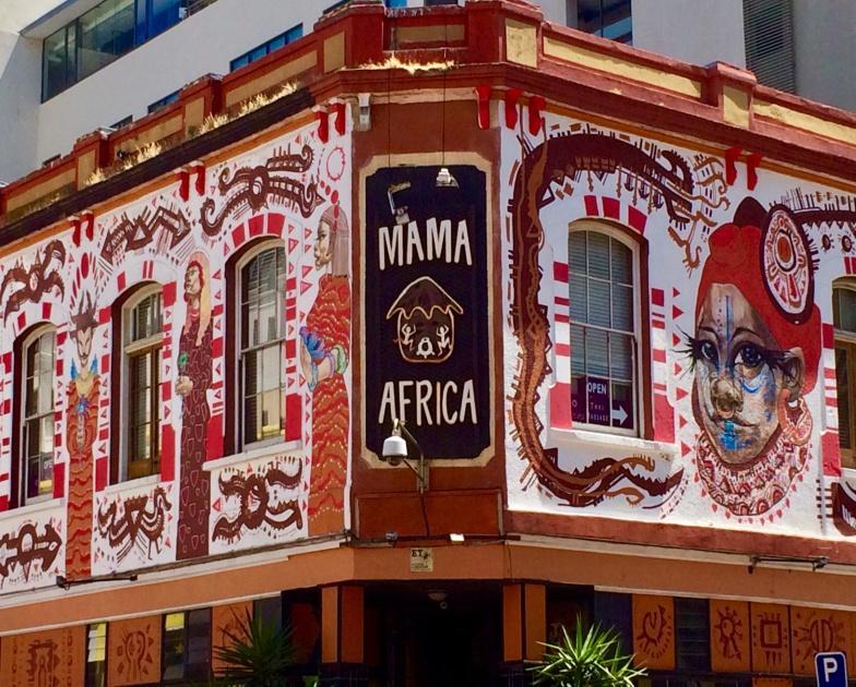 Aloitamme kiehtovan matkamme Etelä-Afrikan Mother Citystä, Kapkaupungista. Majoitumme yöpaikkaamme, joka on trendikäs Art-Hotel keskellä kaupungin sydäntä, Long Streetillä.