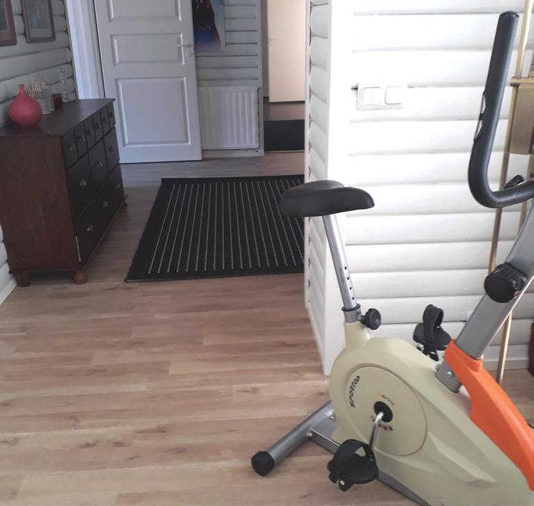 kirjahyllyt, jotka notkuivat kirjoja. Taina kertoikin lukevansa paljon ja usein myös ääneen asiakkaille. Perhekodissa eletään tavallista arkea.