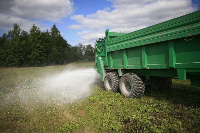 ph:n säätö Rakennekalkitus / Rakennekalkitus on kalkitusta sammuttamattomalla (CaO) tai sammutetulla (Ca(OH)) kalkilla Reaktiivisempaa kuin kalkkikivijauhe (CaCO) n Nopeavaikutteista kalkitusainetta