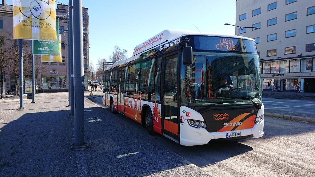 Kuva 5. Biokaasubussi liikenteessä Vaasassa. 3.3.2. Kaasubussit Vaasassa Vaasassa on ollut alkuvuodesta 2017 alkaen liikenteessä 12 Scanian kaasubussia.