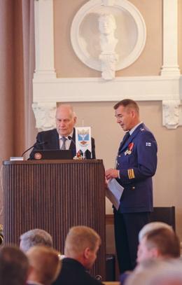 Insinööriprikaatikenraali Markku Ihantola keskittyi esityksessään lentotekniikan historiaan ja sen merkitykseen Ilmavoimiimme alkuajoista lähtien: Uuden puolustushaaran rohkeutta osoitti oman