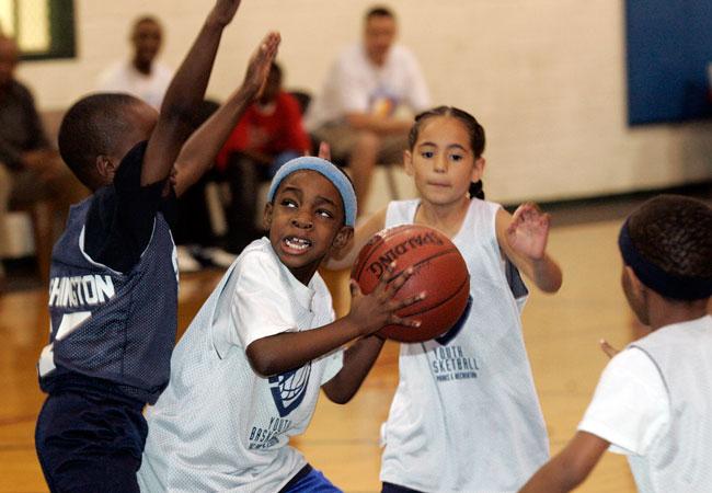 Lapsille lasten olosuhteet 9 11-vuotiaat lapset kokivat enemmän yksi vastaan yksi -tilanteita, kun pelattiin kevyemmällä pallolla (Arias 2012) Vapaaheittotarkkuus parani, kun 10- vuotiaat lapset