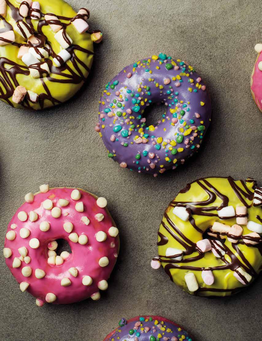 Herkulliset luksusdonitsit Nämä donitsit lumoavat suussasulavilla täytteillä ja herkullisilla koristeluilla. Herkkudonitsien maut ovat Poppin Purple, Cookie Lover ja Banana Split.