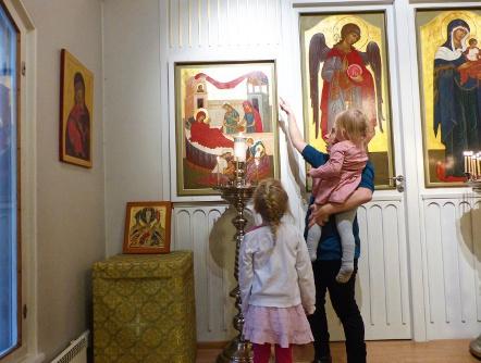 Helena-isännöitsijä valmistelee pyhäkköä liturgiaa varten.