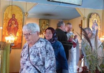 RAUTALAMPI Puroniemen tsasouna kokosi ihmiset diakoniapäivän liturgiaan. Jälkiruokaa Lea ja Esko Huoviselle tarjoilee Timo Kaipainen.