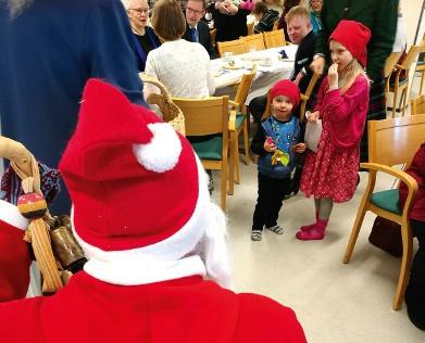 Kerhonvetäjät tuovat lopuksi lapset kirkkoon, jotta lapset pääsevät osallistumaan ehtoolliseen.