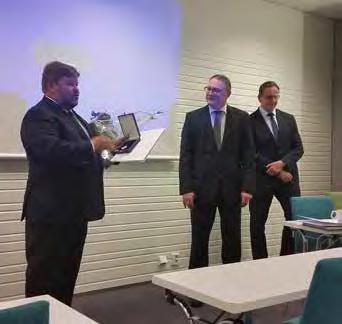 Kokouksen lopuksi luovutettiin Ari Salmelle Tasavallan Presidentin myöntämä Suomen valkoisen Ruusun I luokan