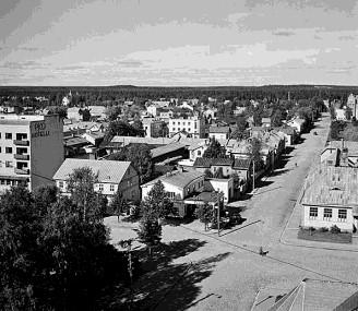 Joensuun Niskakoskella kohoaa nyt sillä paikalla, joka ammoisista ajoista asti on ollut Pohjois-Karjalan puolustuksen johtopaikka, ylväänä ja komeana Pohjois-Karjalan suojeluskuntamiesten pystyttämä