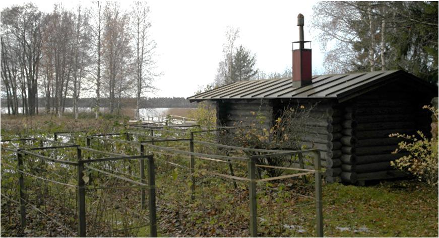 Julkisivut, katto ja ikkuna/oviaukotus on alkuperäinen.