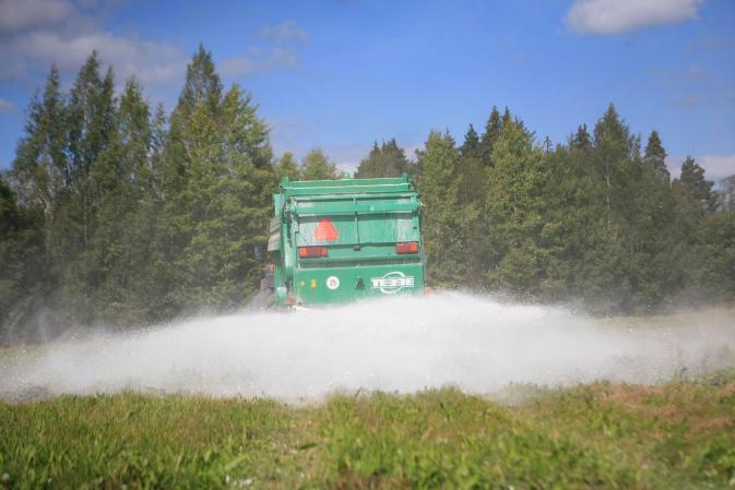 Emäskylläisyysaste (Base saturation) Kertoo mitä maan kationinvaihtopinnoille on pidättynyt Optimaalinen suhde olisi 70 85 % Ca, 12 18 % Mg, 3 5 % K ja H + alle 5 % ph:n hallinnalla huolehditaan