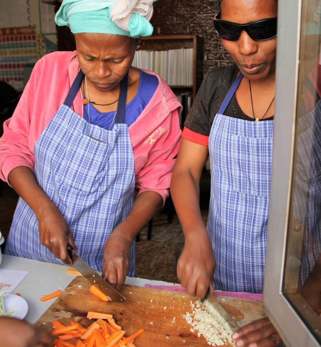 EWDNA Ethiopian Women with Disabilities National Association Yhdistys on tarkoitettu eri vammaryhmiin kuuluville naisille Addis Abebassa. Mukana sokeita, kuuroja, liikunta- ja kehitysvammaisia naisia.