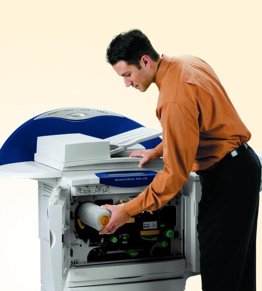 Kuvassa WorkCentre Pro 255 ja Professional-viimeistelijä sekä nitoja Tee monta työtä yhtä aikaa.