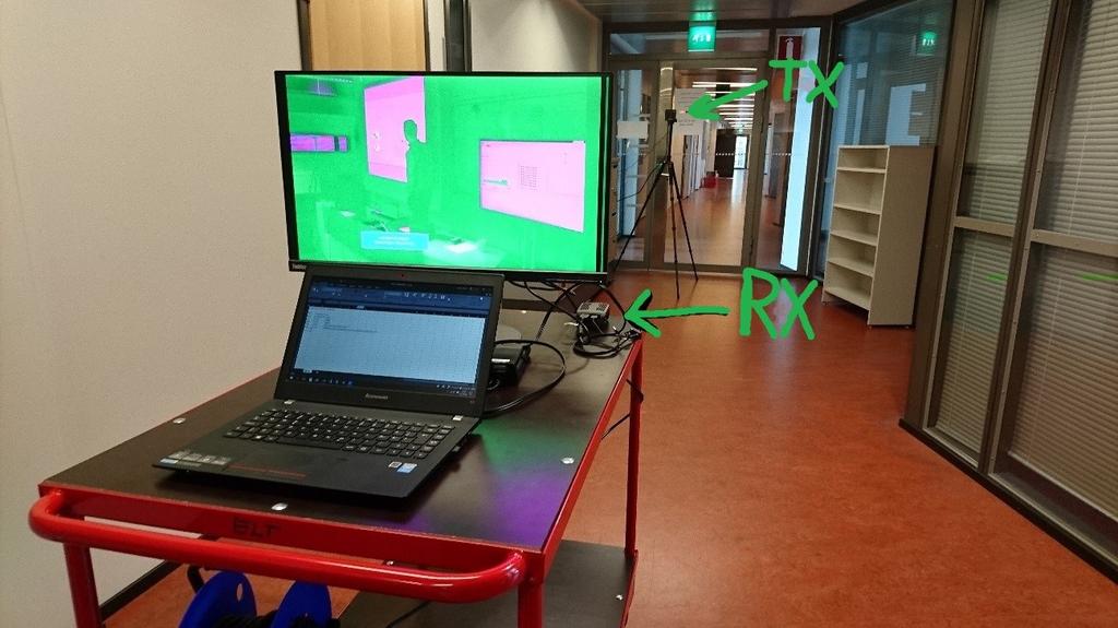 14 Mittaukset TPCAST-laitteella suoritettiin TTY:n Tietotalon käytävällä. Kannettava tietokone oli yhdistettynä lähetinyksikköön, joka oli asennettu kameratelineeseen.