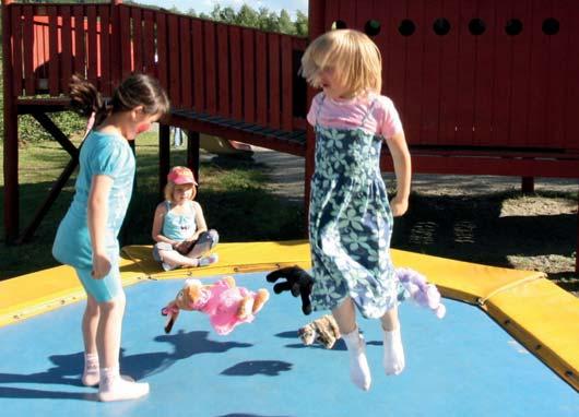 Tarjoamme vieraillemme erilaista tekemistä, kuten tietokilpailuja, teemapäiviä, kysymyksillä varustettuja harjoittelualueita, vuoristoretkiä koko perheelle ja retkiä Hunderfossenin