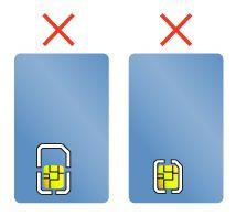 Flash Media- tai toimikortin asettaminen paikoilleen Huomio: Ennen kuin aloitat kortin asennuksen, kosketa metallipöytää tai maadoitettua metalliesinettä.