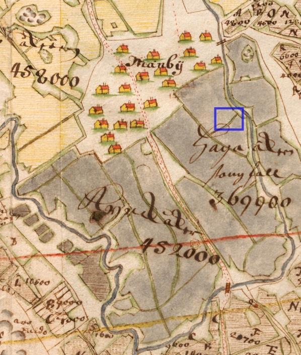 4 Vanhoja karttoja Vasemmalla ote v. 1800 kartasta ja oikealla v. 1777 isojaon toimituskartasta. Tutkimusalueen sijainti on merkitty niihin päälle sinisellä ja punaisella neliöllä.
