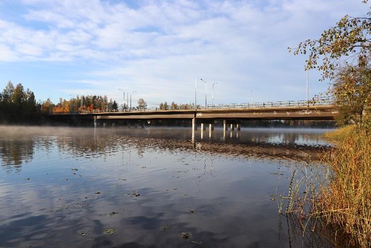 Kuva 8. Kuusaansilta koostuu kahdesta erillisestä sillasta. Kuva 9. Kymijoen ylittävä Kuusaansilta alapuolelta tarkasteltuna.