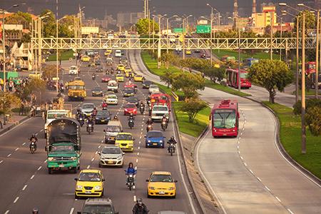 Bogotan TransMilenion 113 km:n BRT-väylällä kulkee päivittäin liki 2,2 miljoonaa matkustajaa/päivä ehkä puolet yli 700:n Volvon 18- ja 27-metrisissä BRT-busseissa.