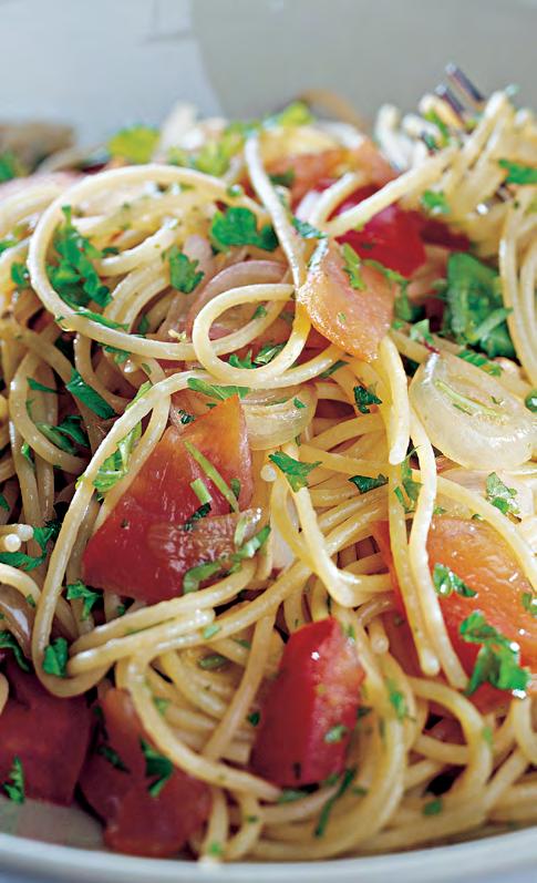 KYLMÄSAVUKIRJOLOHIPASTA 4 annosta 150-200 g kylmäsavukirjolohta 1 keltasipuli tai 2-3 salottisipulia 2 valkosipulinkynttä 1-2 rkl öljyä 1 dl hienonnettua persiljaa ½-1 avokado 1-2 rkl sitruunamehua